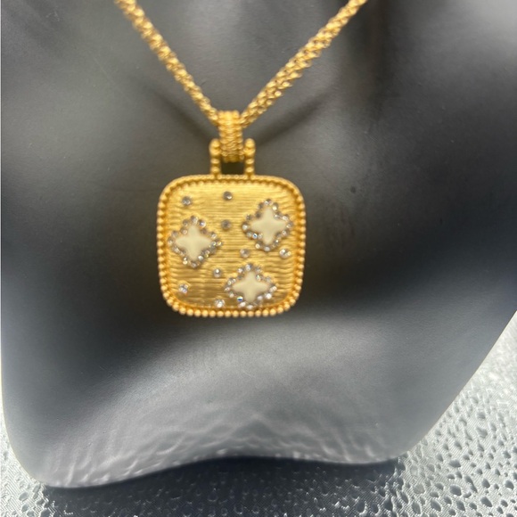 Elegant Gold Pendant Necklace With Mother of Pearl Charm Mat Gold Plated - Picture 2 of 3